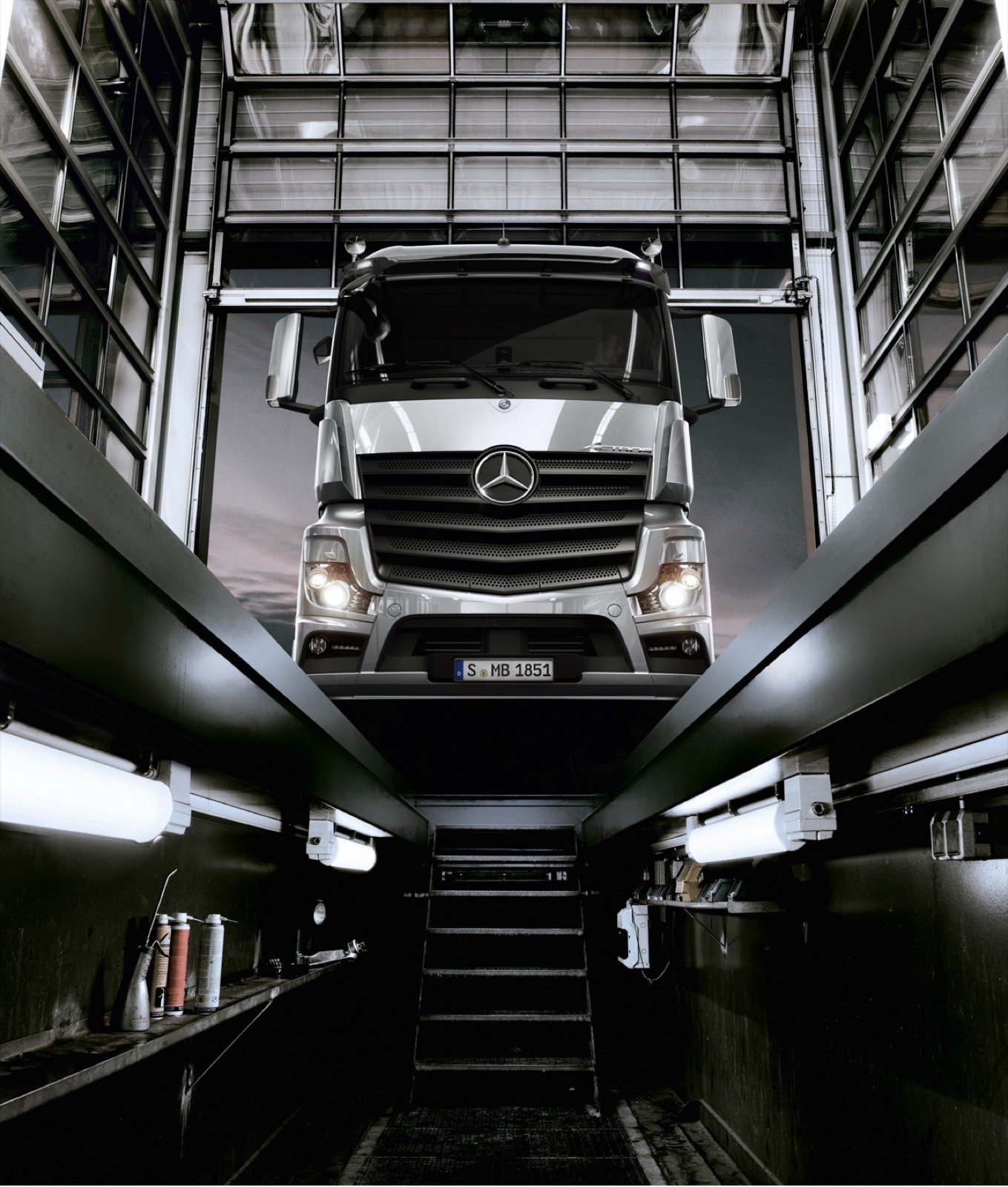 Wartung eines Mercedes-Benz Actros in der Werkstatt.