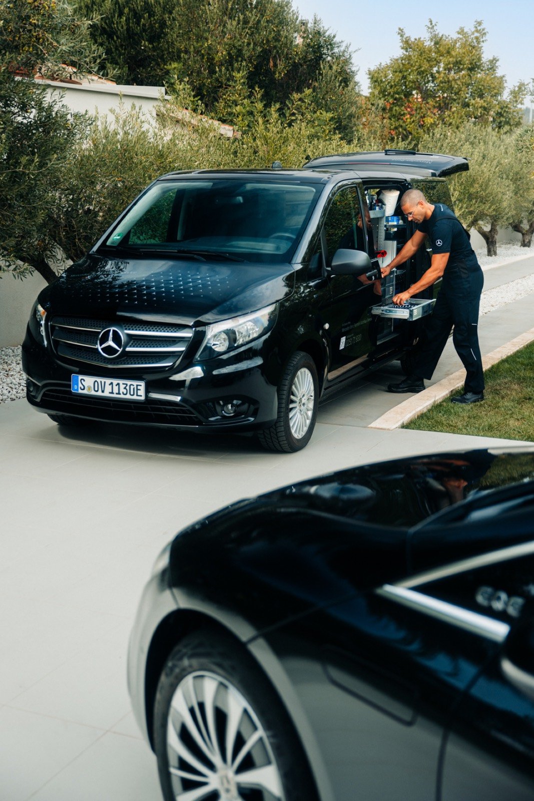 Mercedes-Benz Servicefahrzeug im Einsatz.