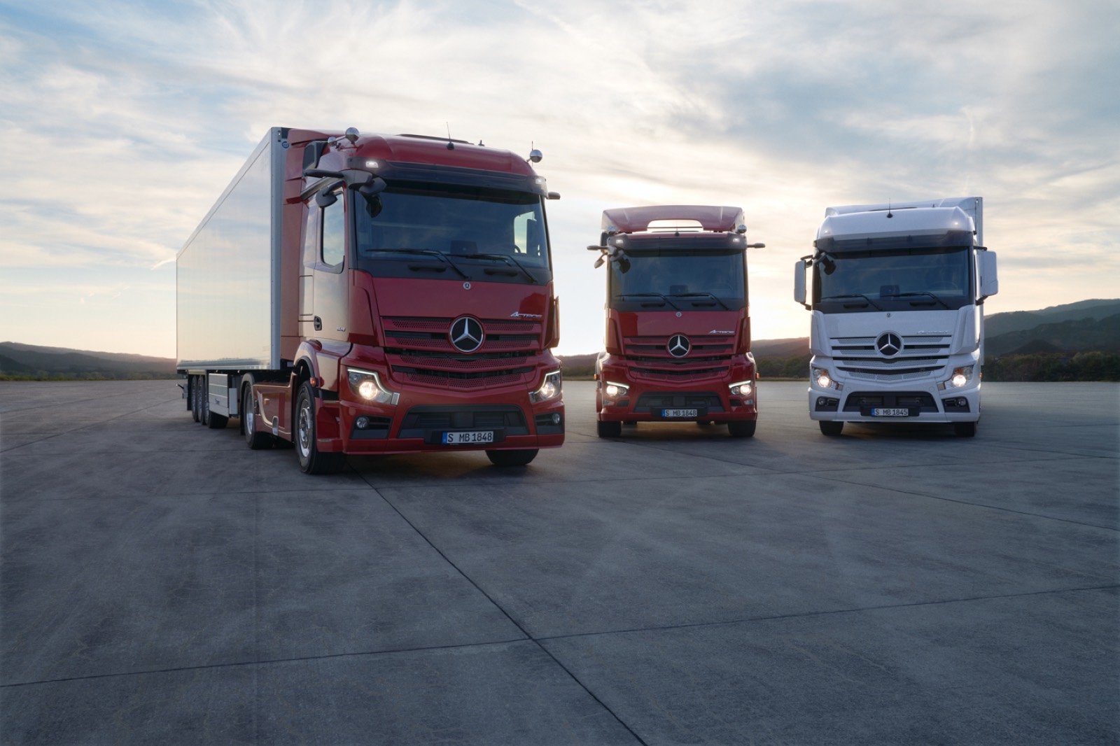 Mehrere Mercedes-Benz Actros nebeneinander.