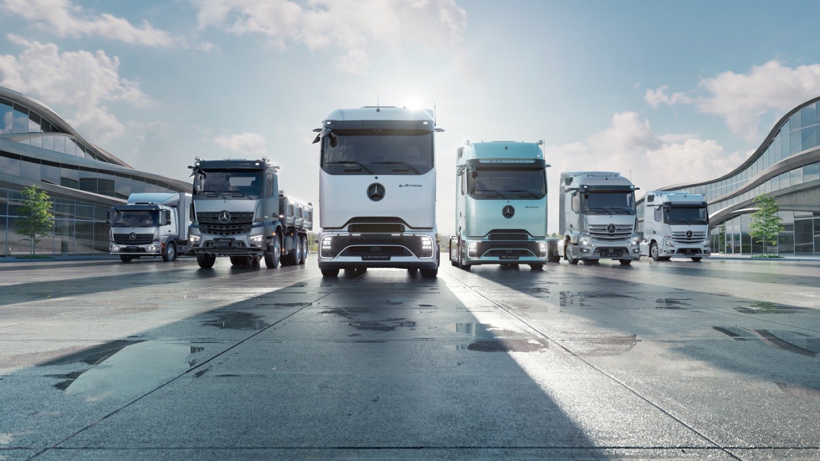 Mehrere Mercedes-Benz Lkw nebeneinander aufgereiht.